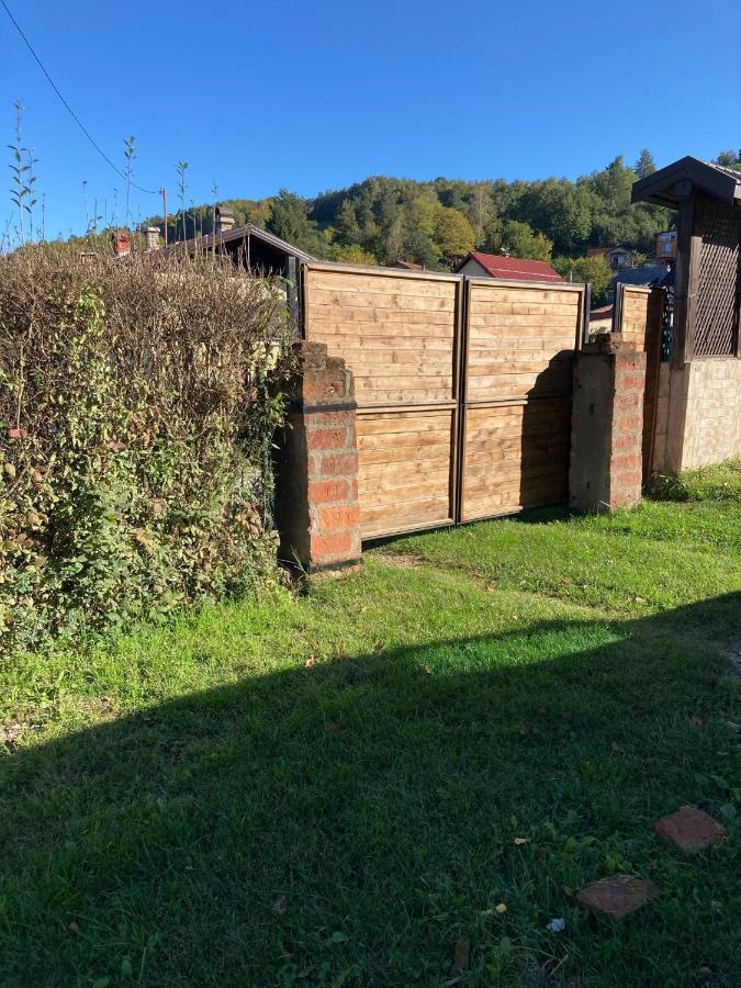 Holiday Home Tunnel Ravne Visoko Eksteriør billede