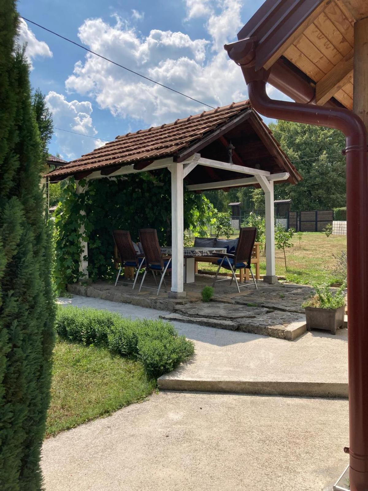 Holiday Home Tunnel Ravne Visoko Eksteriør billede