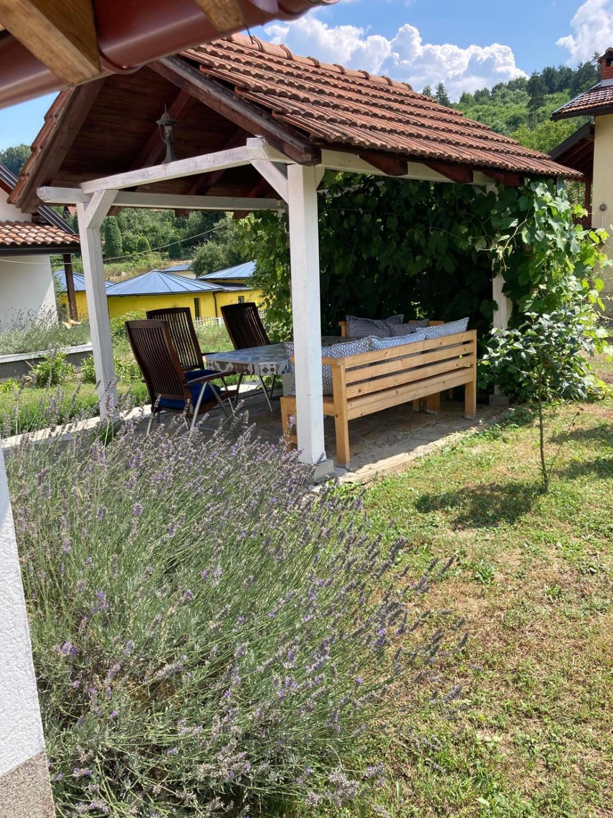 Holiday Home Tunnel Ravne Visoko Eksteriør billede
